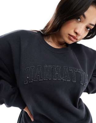 In The Style Plus x Perrie Sian - Sweatshirt in Anthrazitgrau mit Manhattan-Logo in Used-Look