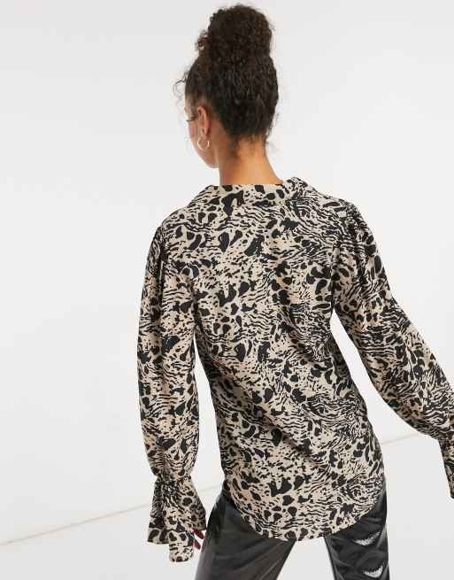 In The Style Plus x Shaughna – Djurmönstrad topp med djup ringning och utställda ärmar, 2 av 4