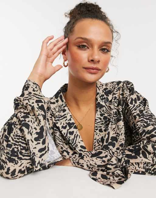 In The Style Plus x Shaughna – Djurmönstrad topp med djup ringning och utställda ärmar, 3 av 4