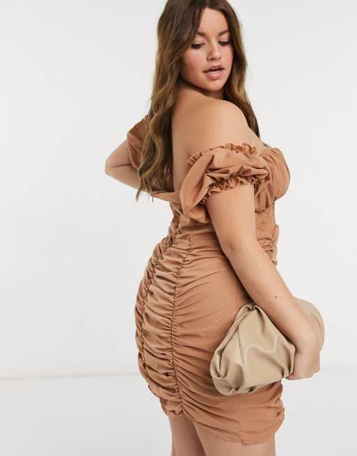 In The Style Plus – x Shaughna – Sandfärgad smockad miniklänning med puffärmar, 2 av 4