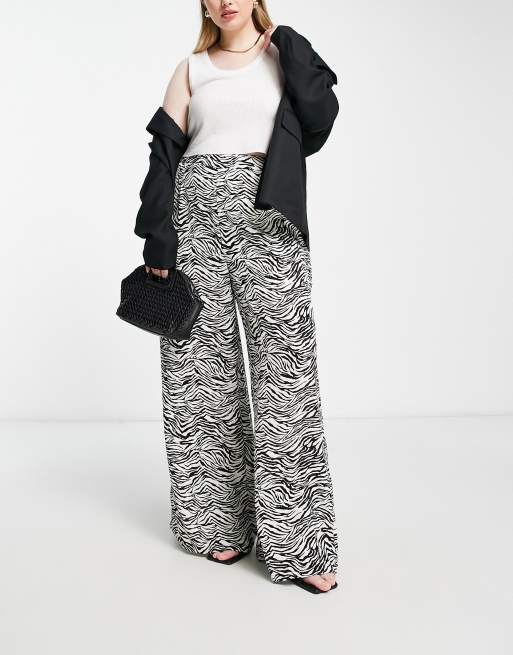 In The Style Plus x Yasmin Devonport – Exclusive – Zebrarandiga byxor med vida ben