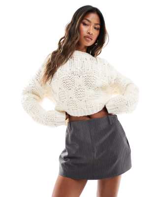 In The Style - Pullover in Creme mit All-over-Zopfstrickmuster-Weiß