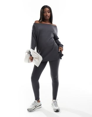 In The Style - Set in Anthrazit aus schulterfreiem Langarm-Shirt und Leggings-Grau