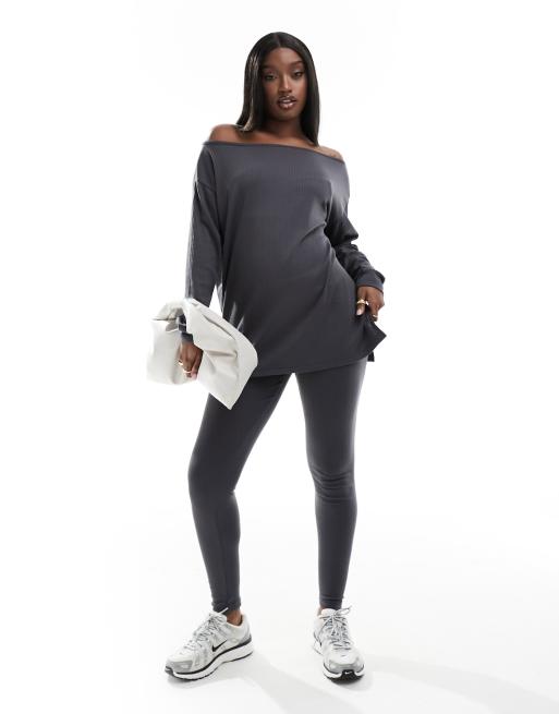 In The Style - Set van legging en T-shirt met lange mouwen en blote schouders in antraciet