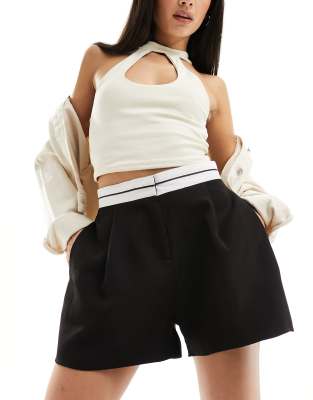 In The Style - Shorts in Schwarz mit farblich abgesetztem Bund