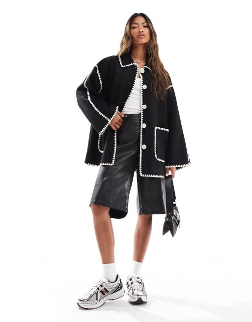 In The Style - Sort longline jakke med syninger i kontrastfarve