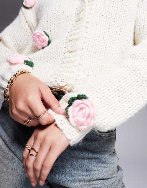 In The Style – Strickjacke in Creme mit kontrastierenden Blumenapplikationen, 2 von 4