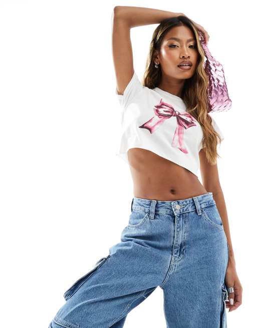In The Style - T-shirt crop top effet rétréci à mancherons et motif nœud - Blanc