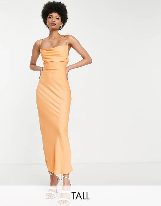 In The Style Tall - Exclusives - Satijnen midi-jurk met gedrapeerde halslijn in oranje