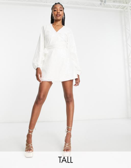 In The Style Tall - Exclusivité - Robe courte à sequins avec détail croisé - Blanc hiver