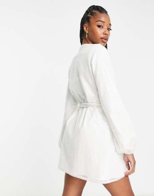 In The Style Tall - Exclusivité - Robe courte à sequins avec détail croisé - Blanc hiver, 2 de 4