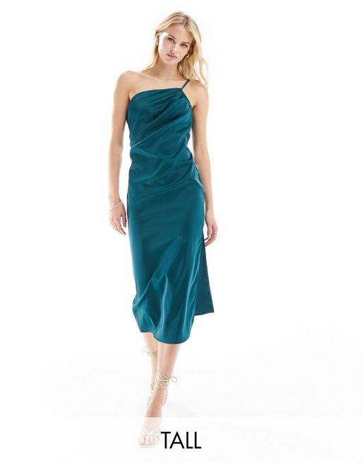 In The Style Tall – Szmaragdowa satynowa sukienka midi na jedno ramię z ramiączkiem