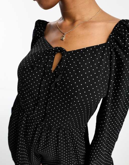 In The Style Tuta corta nera a pois con maniche ampie ASOS