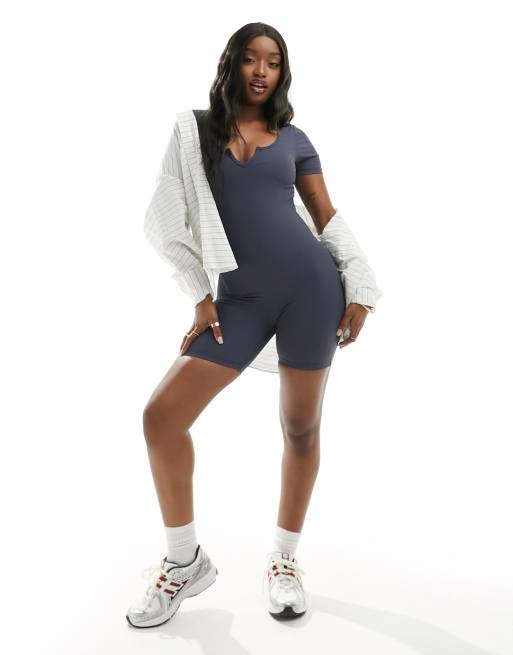 In The Style - Unitard-playsuit met inkeping en korte mouwen in leisteenblauw