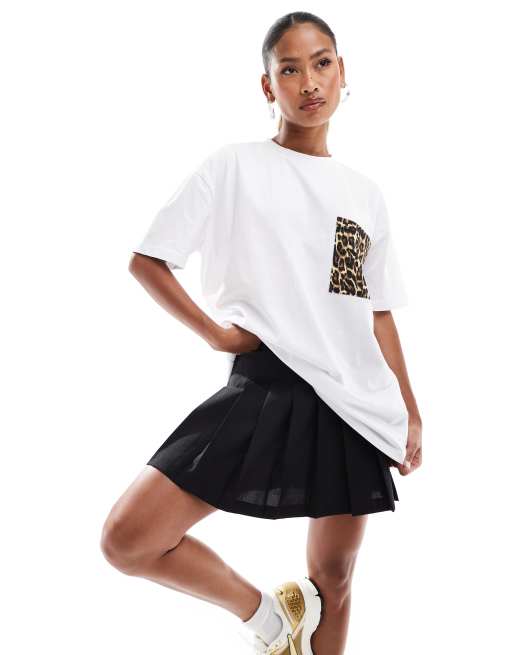 In The Style – Vit t-shirt i oversize med kontrasterande, leopardmönstrad ficka