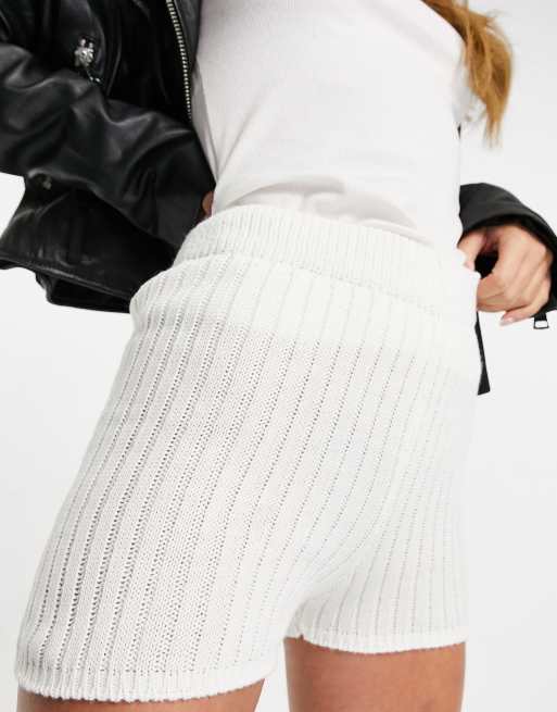 In The Style – Vita stickade shorts, 3 av 4