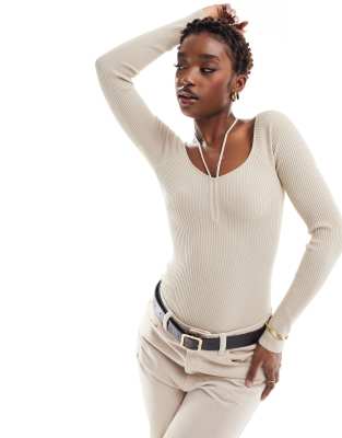 In The Style - Vorne gebundener Strickbody in Stone-Neutral