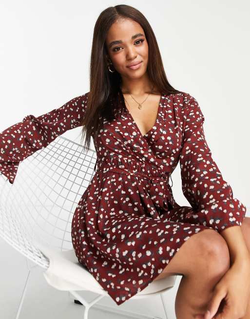 In The Style x Billie Faiers - Geplooide skaterjurk met overslag en bloemenprint in bruin