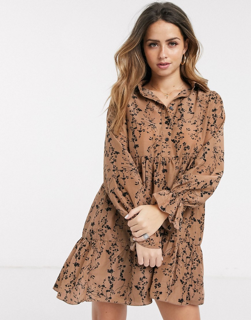 In The Style x Billie Faiers – Gråbrun veckad smockklänning med skjortdetalj och blommigt mönster-Flerfärgad