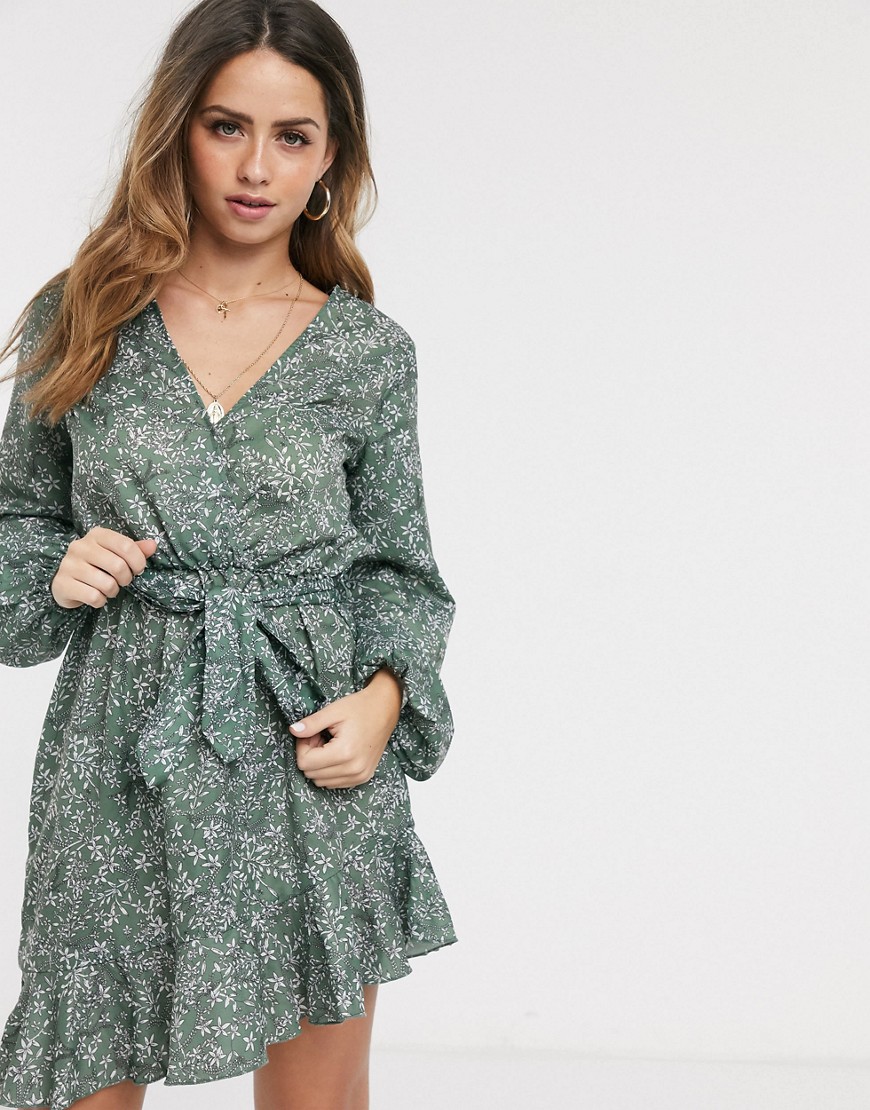 In The Style – x Billie Faiers – Grön skaterklänning i omlottmodell med volang och blommönster