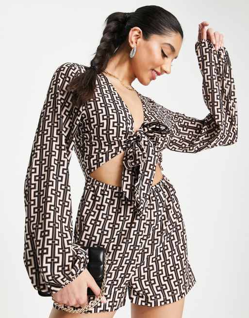 In The Style x Billie Faiers - Strand-playsuit med udskæring, taljebinding og brunt kædeprint