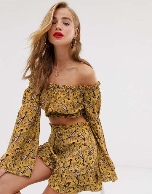 In The Style x Dani Dyer - Bardot crop top met elastiek in gele paisleyprint