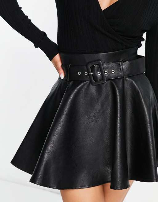 In The Style x Dani Dyer - Mini-jupe virevoltante en imitation cuir - Noir, 3 de 4
