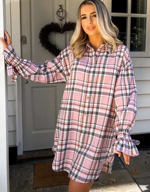 In The Style x Dani Dyer - Vestito camicia con stampa a quadri multicolore e arricciatura con laccetti sulle maniche