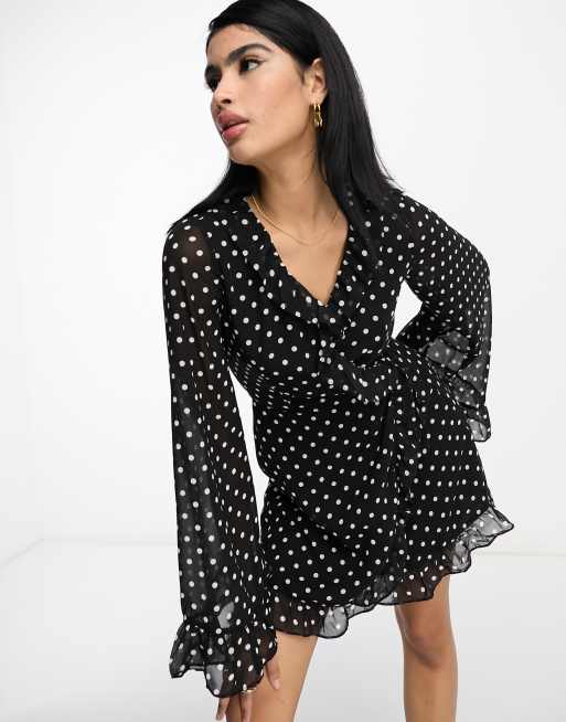 In The Style x Georgia Louise – Svart, prickig miniklänning med volymärmar och volanger