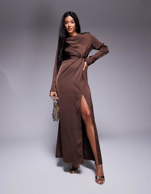 In The Style x Hannah Brown - Vestito lungo in raso color cioccolato con dettaglio intrecciato