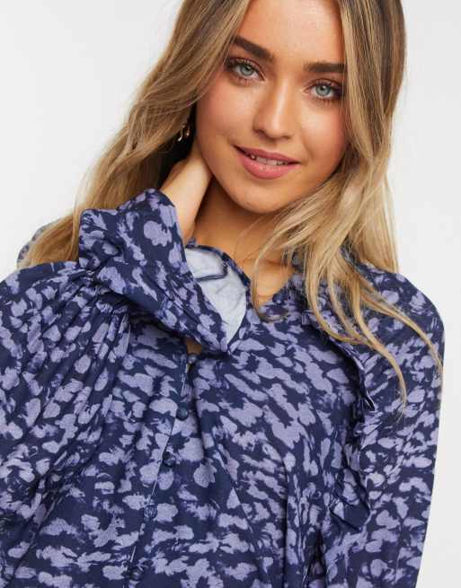 In The Style x Jac Jossa – Marinblå blommig smocktopp med volangkrage, 2 av 4
