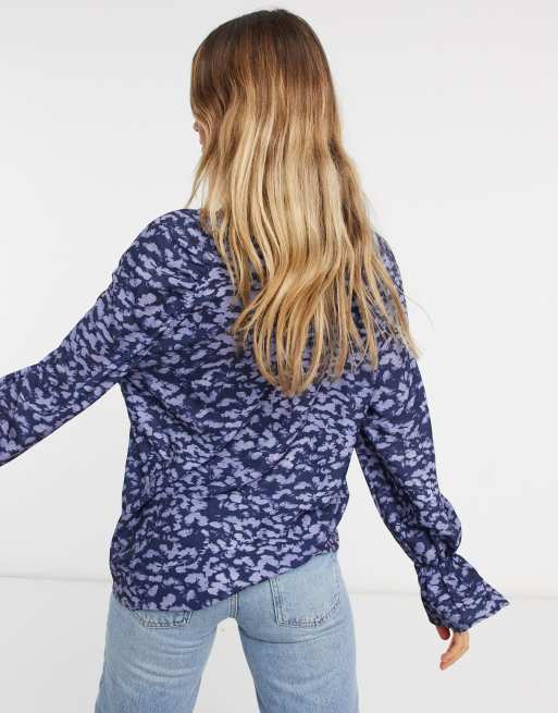 In The Style x Jac Jossa – Marinblå blommig smocktopp med volangkrage, 3 av 4