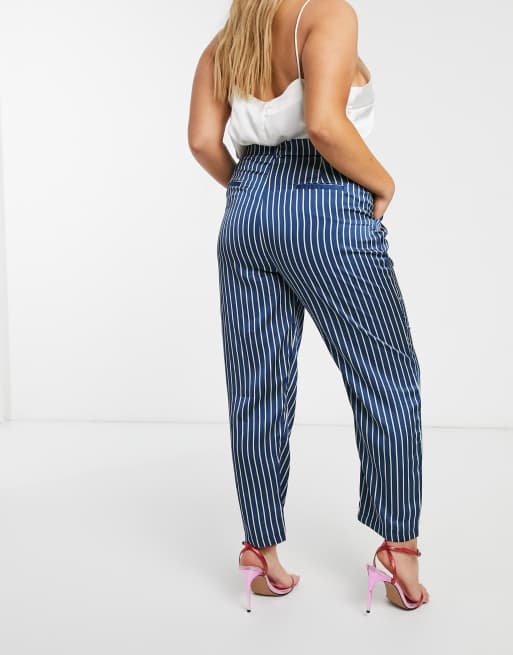 In The Style x Laura Jade Plus - Pantalon à rayures en satin, 2 de 4