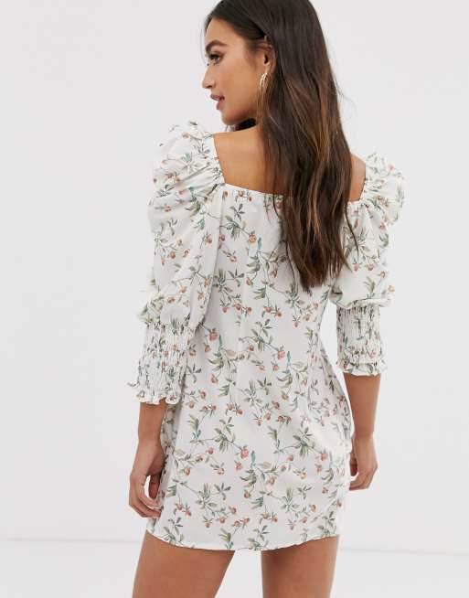 In The Style x Laura Jade – Weiß geblümtes Minikleid mit Puffärmeln und Bindeband, 2 von 4