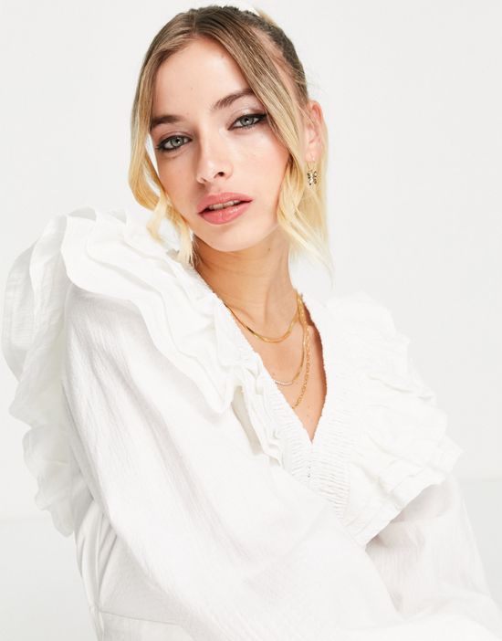 https://images.asos-media.com/products/in-the-style-x-lorna-luxe-exaggerated-frill-detail-volume-sleeve-romper-in-white/202905927-3?$n_550w$&wid=550&fit=constrain
