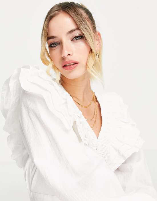 https://images.asos-media.com/products/in-the-style-x-lorna-luxe-exaggerated-frill-detail-volume-sleeve-romper-in-white/202905927-3?$n_550w$&wid=550&fit=constrain