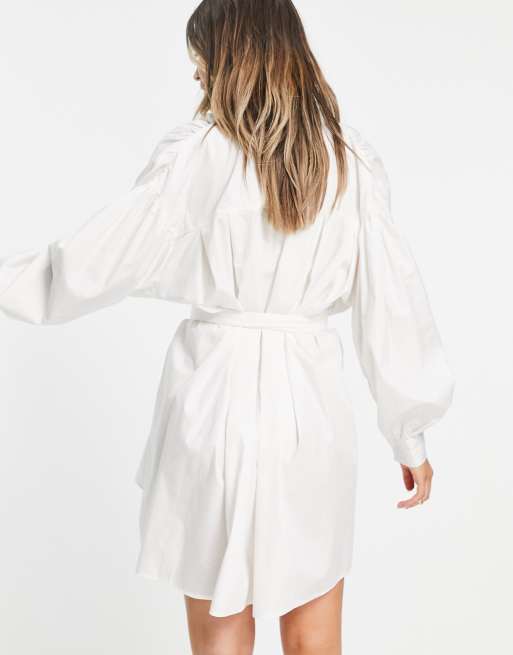 In The Style x Lorna Luxe – Hemdkleid in Weiß mit auffälligen Flügelärmeln, 2 von 4