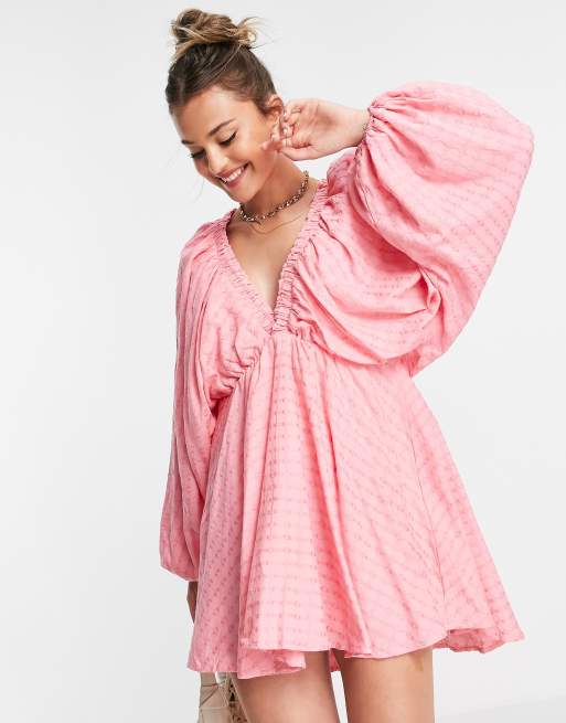 In The Style x Lorna Luxe – Różowa sukienka mini z obszernymi rękawami i głębokim dekoltem