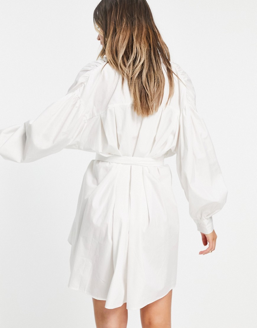 In The Style x Lorna Luxe - Vestito camicia con maniche accentuate effetto mantella, colore bianco - In The Style  donna Bianco - immagine2