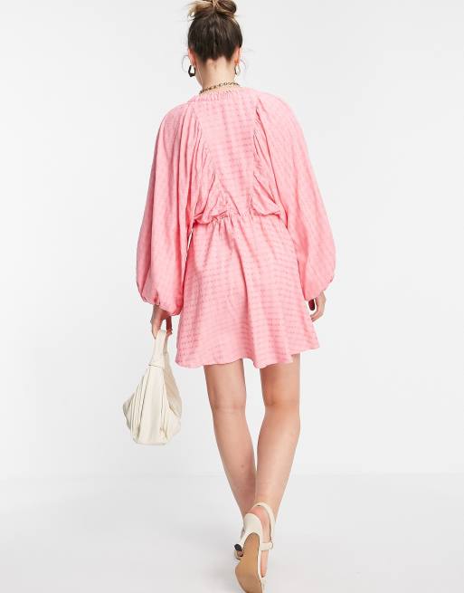 In The Style x Lorna Luxe - Vestito corto con maniche a sbuffo oversize rosa, 2 di 4