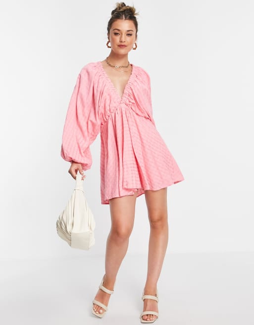 In The Style x Lorna Luxe - Vestito corto con maniche a sbuffo oversize rosa, 4 di 4