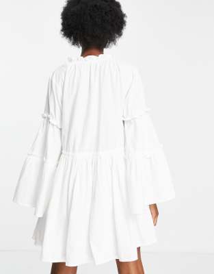 IN THE STYLE LORNA LUXE FLORAL FRILL TIERED SLEEVE SMOCK DRESS - Day dress  - cream/off-white - Zalando.de