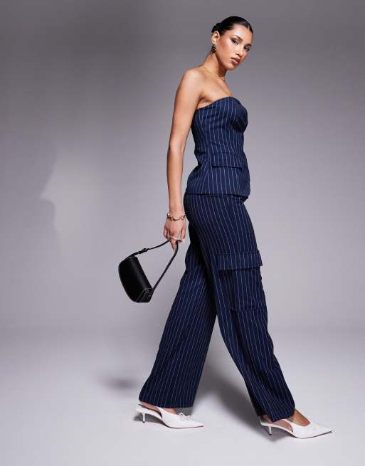 In The Style x Natalya Wright - Exclusive - Elegante broek met wijde pijpen en zakdetails in marineblauwe krijtstreep, deel van co-ord set 