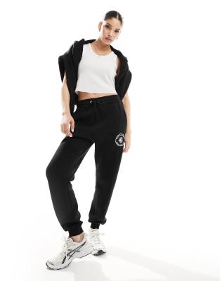 In The Style x Perrie Sian - Bestickte Jogginghose in Schwarz, Kombiteil