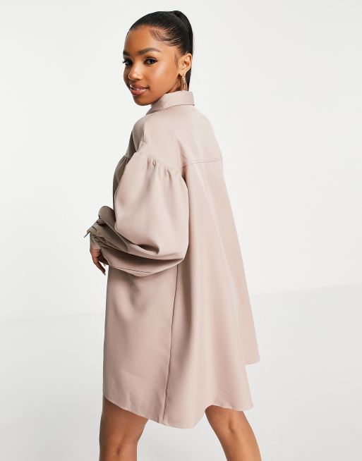 In The Style x Perrie Sian – Blusenkleid in Taupe mit Knopfleiste, 2 von 4