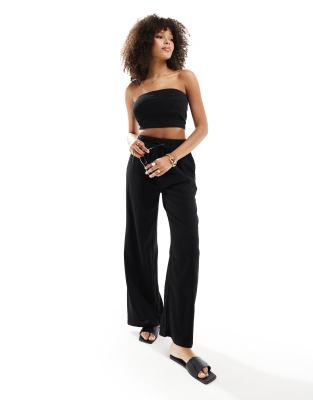 In The Style x Perrie Sian - Exklusive, strukturierte Strandhose in Schwarz mit Tunnelzug in der Taille und weitem Schni...