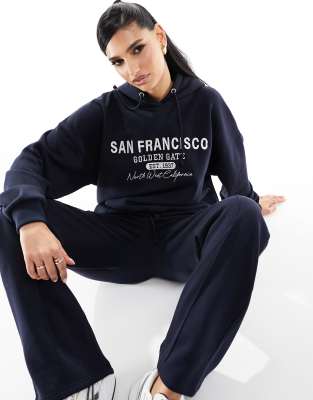 In The Style x Perrie Sian - Exklusiver Kapuzenpullover in Marineblau mit San Francisco-Stickerei, Kombiteil