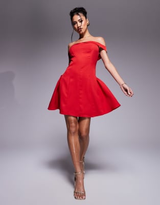 In The Style x Perrie Sian - Exklusives, strukturiertes Skater-Minikleid aus Satin in Rot mit Carmen-Ausschnitt