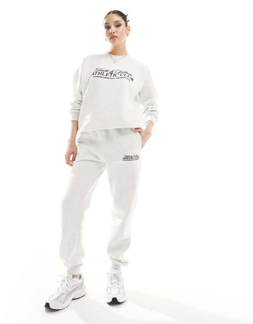 In The Style x Perrie Sian – Jogginghose in Grau mit „Athletic Club“-Print, Kombiteil
