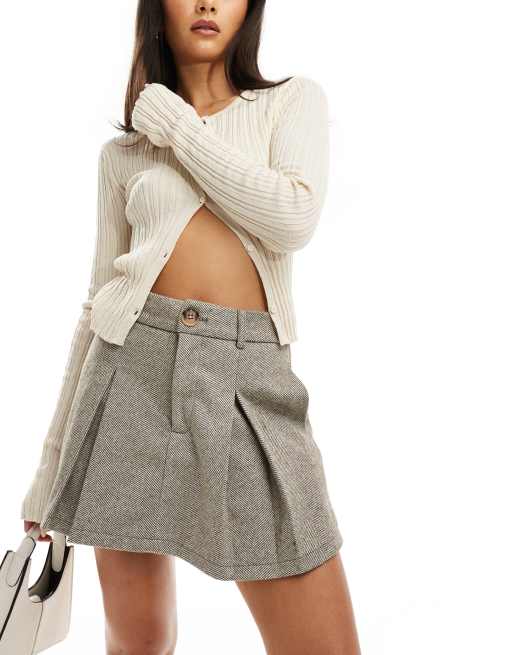 In The Style x Perrie Sian – Ljusbrun, fiskbensmönstrad skort med plissering